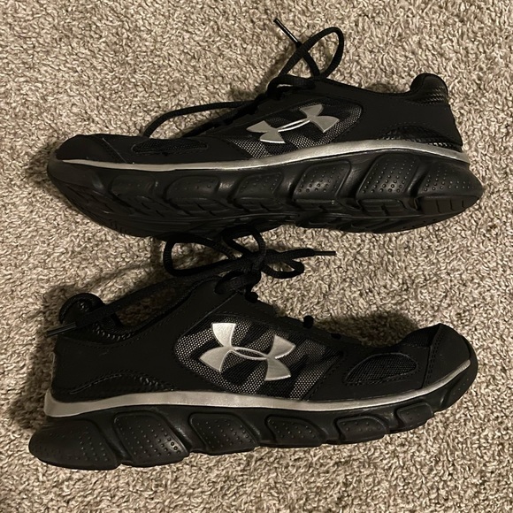 Under Armor Sneakers - Picture 4 of 6